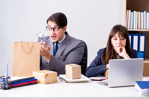 Empresarios que reciben correo y paquetes nuevos — Foto de Stock