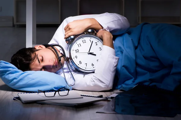 Médico trabajando turno de noche en el hospital después de largas horas — Foto de Stock