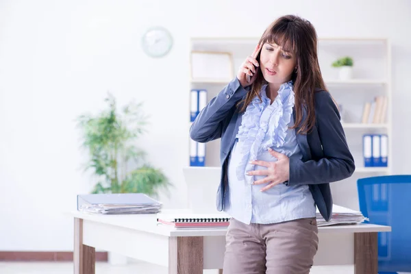Pregnant woman struggling to do work in office — Stock Photo, Image