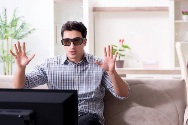 Homem assistindo tv 3d em casa — Fotografia de Stock