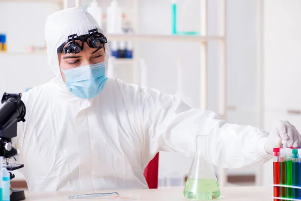 연구소에서 일하는 젊은 화학 과학자 — 스톡 사진