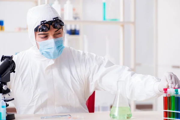 Joven científico químico trabajando en laboratorio — Foto de Stock