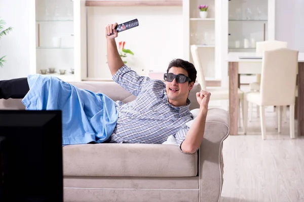 Hombre viendo 3d tv en casa —  Fotos de Stock