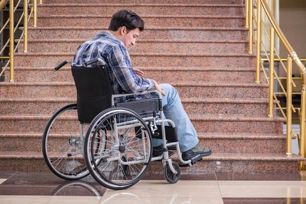 Hombre discapacitado en silla de ruedas que tiene problemas con las escaleras —  Fotos de Stock