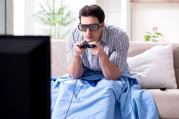 Hombre jugando juegos 3d en casa —  Fotos de Stock