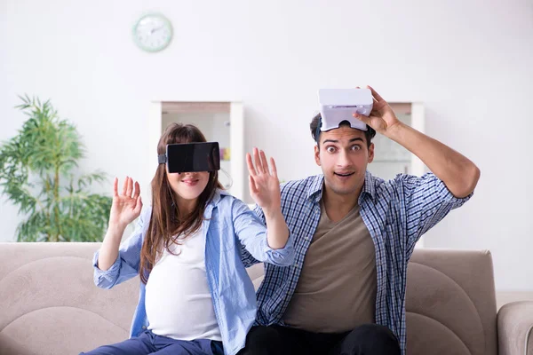 Jovem casal tentando óculos de realidade virtual — Fotografia de Stock