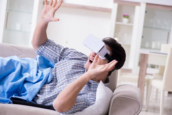 Man thuis kijkend naar virtual reality glazen — Stockfoto