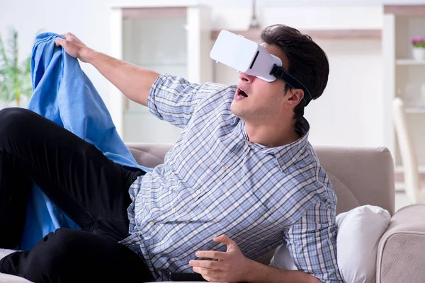 Homem assistindo óculos de realidade virtual em casa — Fotografia de Stock
