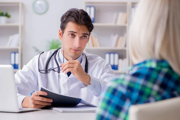 Médico visitante del paciente para chequeo médico en el hospital — Foto de Stock