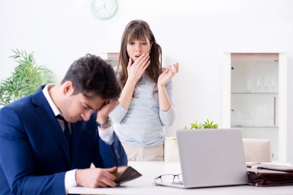 Bankrupt family with no cash at home — Stock Photo, Image