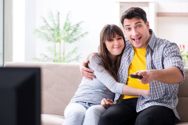 Evde çift televizyon seyredin.