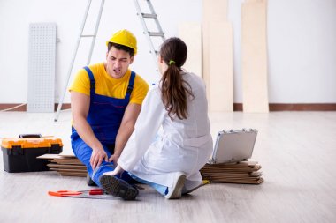 Bacağı ve doktoru yaralı bir işçi.