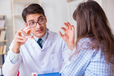 Hasta ön randevu için dişçi muayenesi yapan doktor