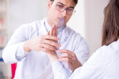 Doktor hastaların eklem esnekliğini gonimetreyle kontrol ediyor.