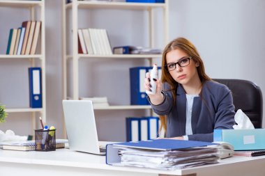 İş kadını çalışanlar ofiste hasta.