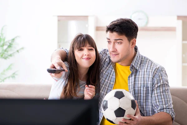 Pareja familiar viendo fútbol en casa —  Fotos de Stock