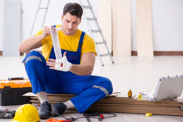 Arbeiter mit Handverletzung auf Baustelle — Stockfoto