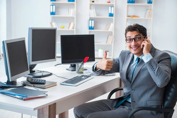 Empresario sentado frente a muchas pantallas — Foto de Stock