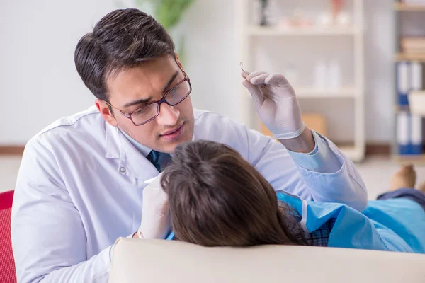 Patiënt bezoeken tandarts voor regelmatige check-up en vullen — Stockfoto