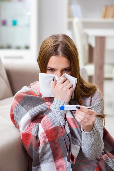 Femme malade souffrant de grippe à la maison — Photo