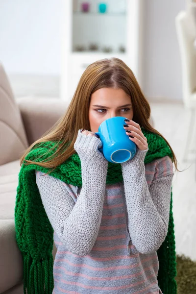 Wanita sakit yang menderita flu di rumah — Stok Foto