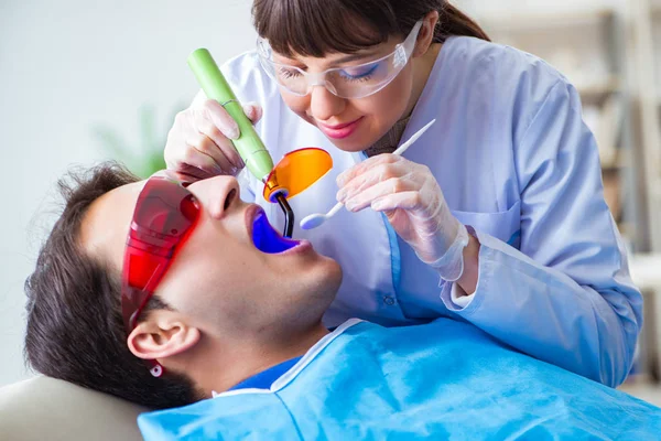 Zahnärztin mit männlicher Patientin im Krankenhaus — Stockfoto