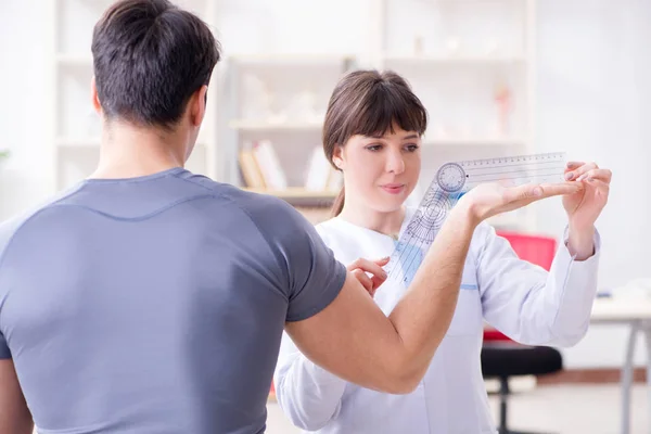 Arts controleren van patiënten gewrichtsflexibiliteit met gonimeter — Stockfoto