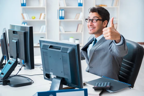 Empresário sentado na frente de muitas telas Imagem De Stock