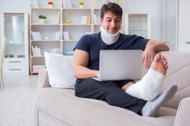 Araba kazasında yaralanan bir adam evinde iyileşme sürecinde.