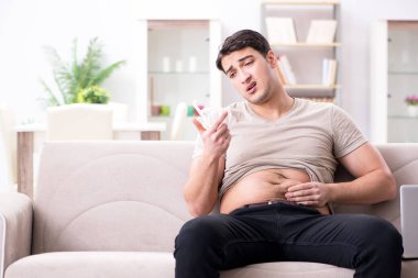 Vücut yağlarını kalibre ile ölçen adam.