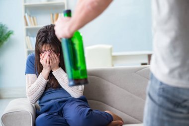 Sarhoş koca aile içi şiddet kavramında karısını taciz ediyor.