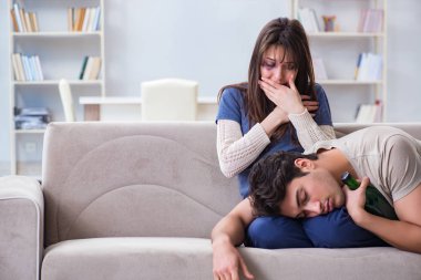 Aile içi şiddet olaylarında agresif kocası olan umutsuz bir eş.