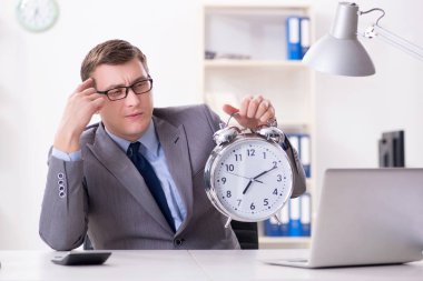 Acil ve son teslim tarihi konseptinde alarm veren bir işadamı. 
