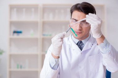 Kanıt için laboratuvarda çalışan uzman bir kriminolog.