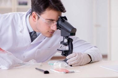 Kanıt için laboratuvarda çalışan uzman bir kriminolog.