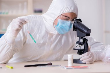 Kanıt için laboratuvarda çalışan uzman bir kriminolog.