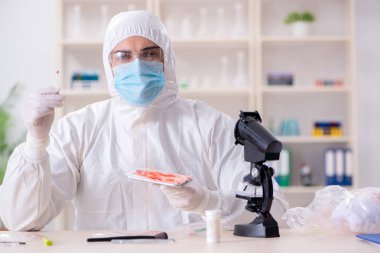 Kanıt için laboratuvarda çalışan uzman bir kriminolog.