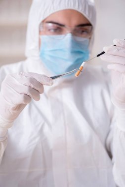 Kanıt için laboratuvarda çalışan uzman bir kriminolog.