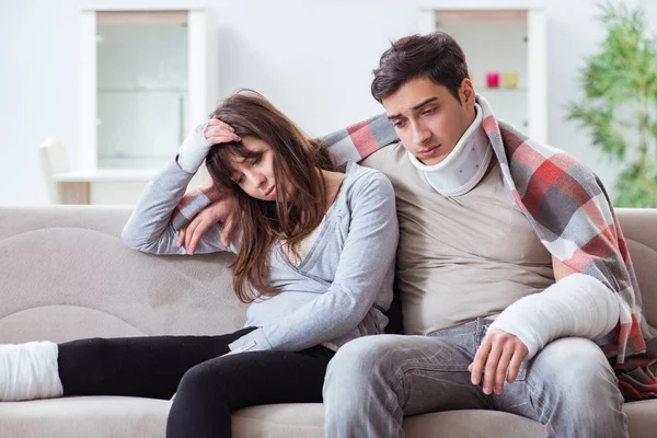 Verletzte Familie von Frau und Mann erholt sich zu Hause — Stockfoto