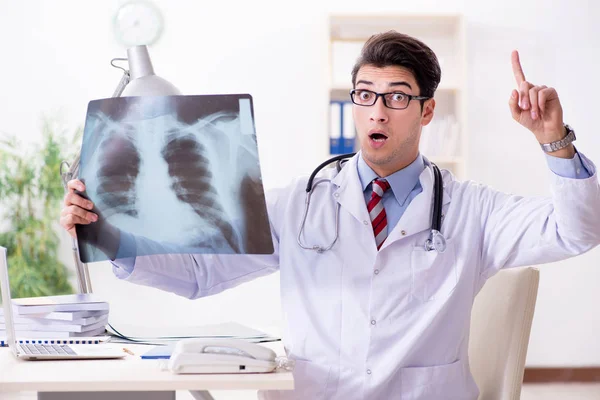 Joven médico guapo trabajando en la habitación del hospital — Foto de Stock