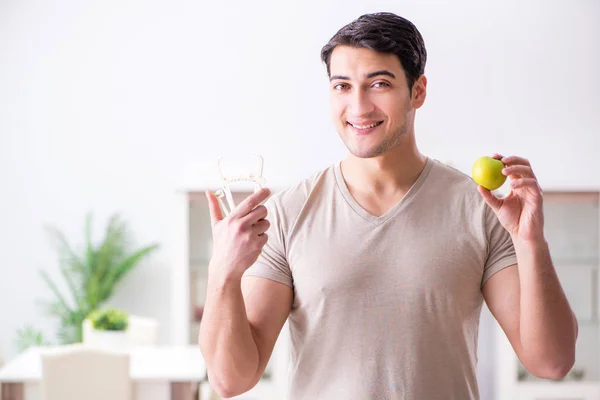 Hombre midiendo grasa corporal con pinzas — Foto de Stock