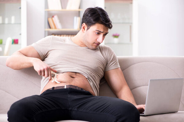 Мужчина измеряет жир с помощью суппортов