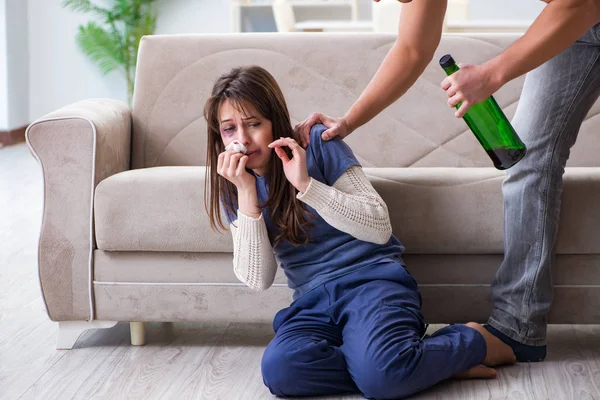 Esposo borracho abusando de su esposa en concepto de violencia doméstica — Foto de Stock