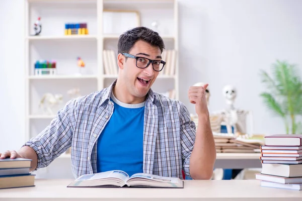 Estudiante de medicina preparándose para exámenes —  Fotos de Stock