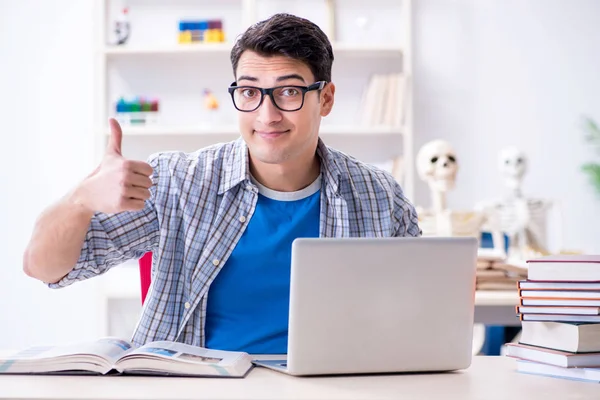 Medizinstudent bereitet sich auf Prüfungen vor — Stockfoto