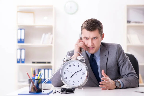 Empregado empresário em conceito de urgência e prazo com alarme — Fotografia de Stock