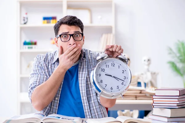 Estudante de medicina se preparando para exames — Fotografia de Stock