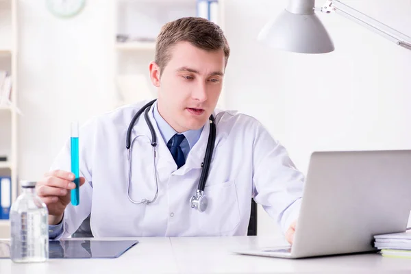 Médico varón mirando los resultados de laboratorio en el hospital — Foto de Stock