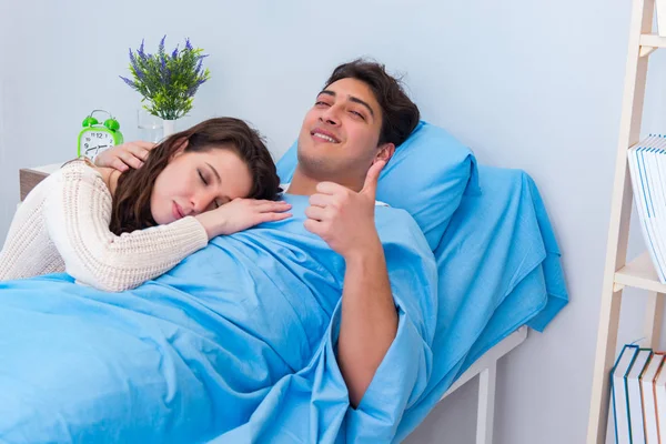 Vrouw op bezoek bij zieke man in de ziekenhuiskamer — Stockfoto