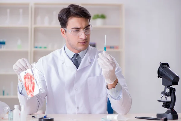 Criminólogo experto trabajando en el laboratorio para obtener evidencia —  Fotos de Stock